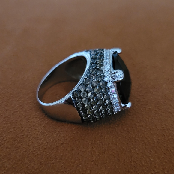 Elegant Black and Sterling Silver Women's Ring - Picture 3 of 6